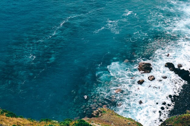 Hoher Winkelschuss der schönen Meereswellen in Madiera, Portugal