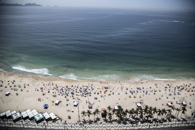 Hoher Winkelschuss des Zuckerhut-Berges und eines Strandes nahe dem blauen Meer in Rio Brasilien