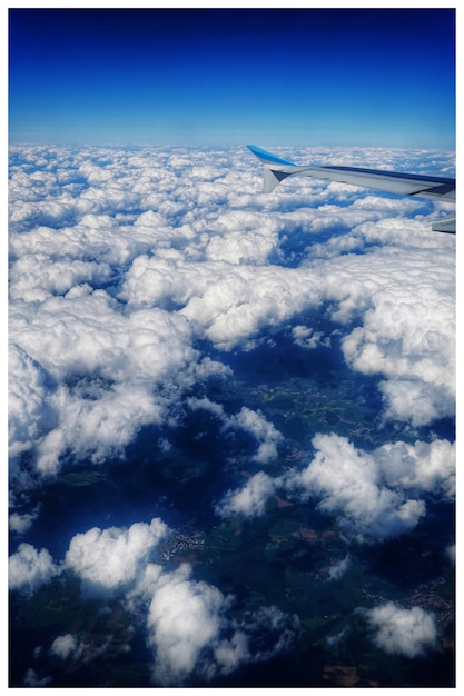 Hoher Winkelschuss einer schönen Ansicht der Seewolken gesehen vom Flugzeug