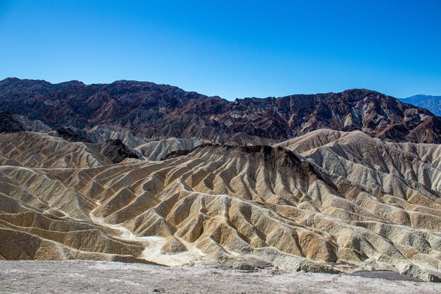 Hoher Winkelschuss eines gefalteten felsigen Gebirges im Death Valley-Nationalpark Kalifornien, USA