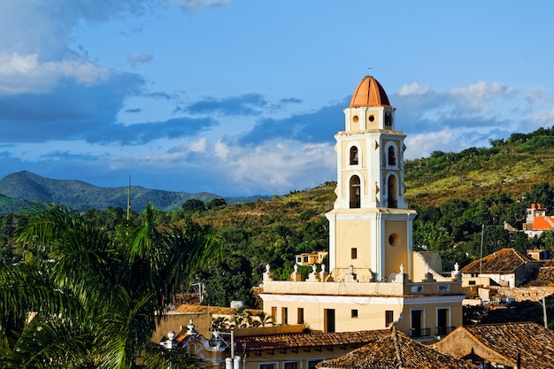 Hoher Winkelschuss eines Stadtbildes mit bunten historischen Gebäuden in Kuba