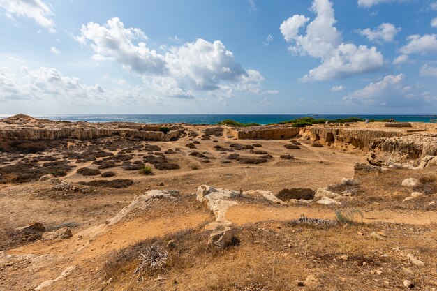 Hoher Winkelschuss eines Strandes unter dem bewölkten Himmel in Zypern