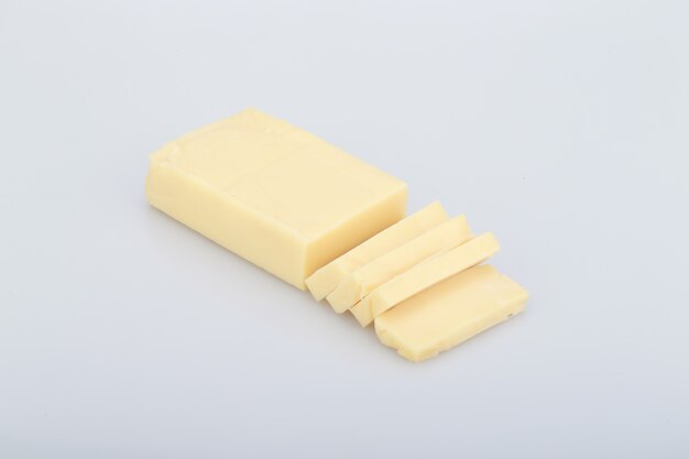 Hoher Winkelschuss eines Stücks Butter lokalisiert auf einem weißen Hintergrund