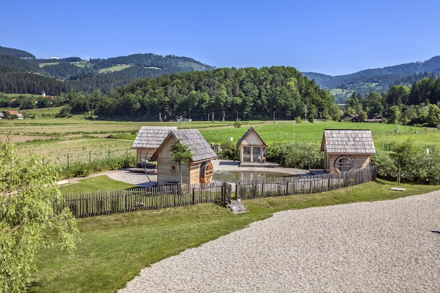 Hoher Winkelschuss von kleinen Holzhäusern in der Landschaft in Slowenien