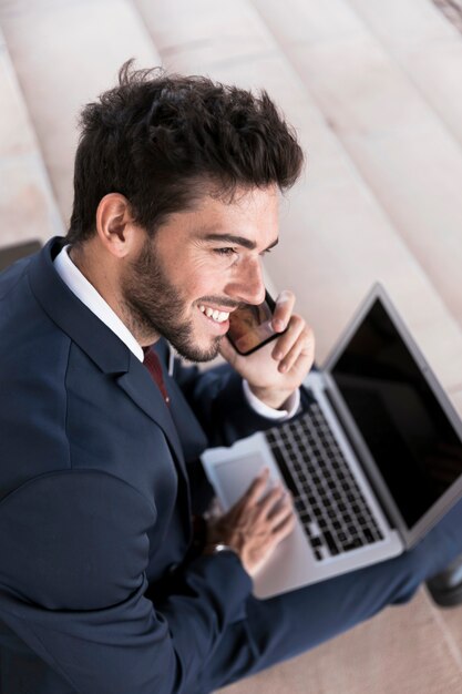 Hoher Winkelsmileymann, der am Telefon spricht