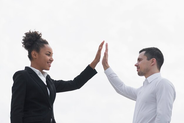 Hohes Fiving des Geschäftsmannes und der Frau