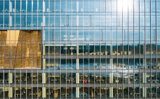 Hohes Geschäftsgebäude aus Glas in einer Stadt