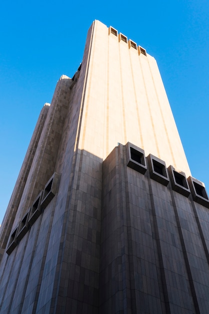 Hohes Steingebäude von unterhalb am sonnigen Tag