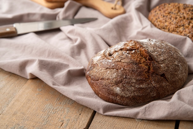 Hohes Winkelbrot auf Tuch