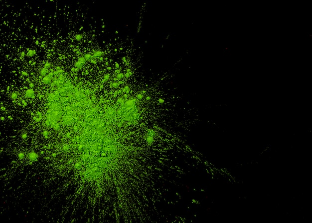 Holi Farbe des grünen Pulvers über schwarzem Hintergrund