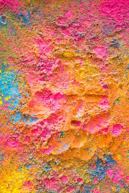 Holi-Farben verstreut zufällig auf der Oberfläche