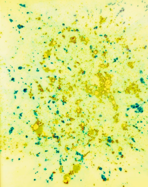 Holi-Farbpulver auf gelbem Oberflächenhintergrund