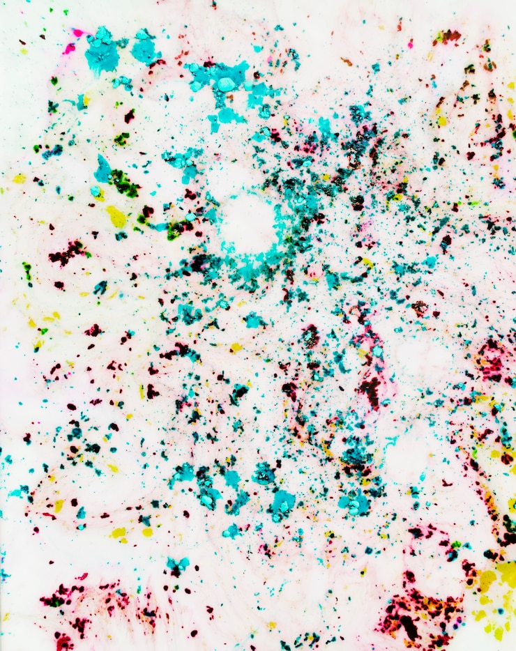 Kostenlose Foto holi farbpulver splatter auf weißem hintergrund