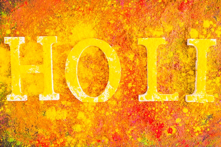 Kostenlose Foto holi inschrift auf bunten tisch