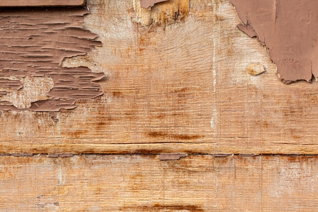 Holz auf gealterter Oberfläche hacken