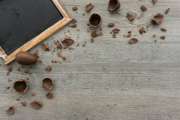 Holz Hintergrund mit Schokoladeneiern und Schiefer
