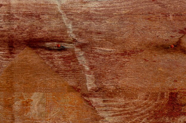 Holz mit gealterter Oberfläche und rostigem Nagel