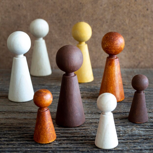 Holz-Schachfiguren auf dem Tisch