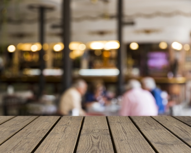 Holz Textur mit Blick auf verschwommene Bar