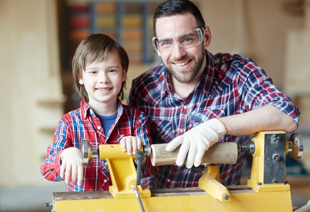 Kostenloses Foto holzbearbeitung mit vater