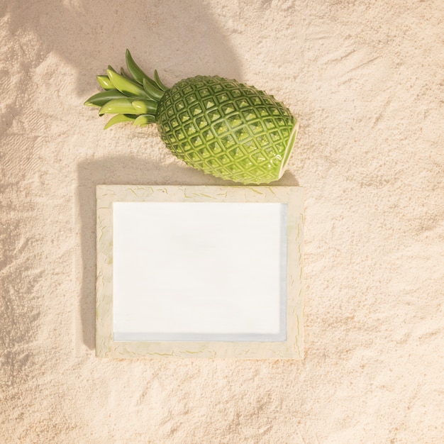 Kostenloses Foto holzbilderrahmen und ananas auf sand