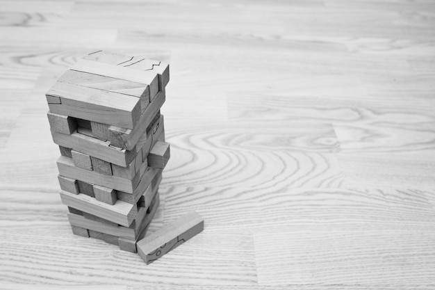 Kostenloses Foto holzblock-turmspiel für kinder auf parketthintergrund