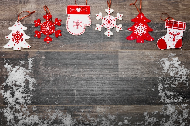 Kostenloses Foto holzboden mit schnee und weihnachtsdekoration