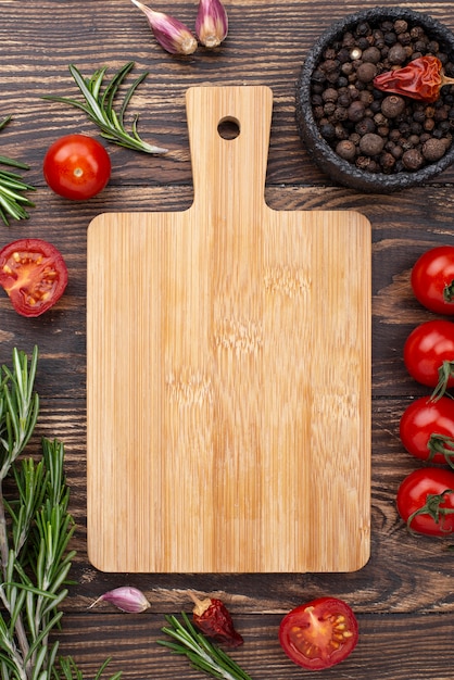 Holzboden mit Tomaten