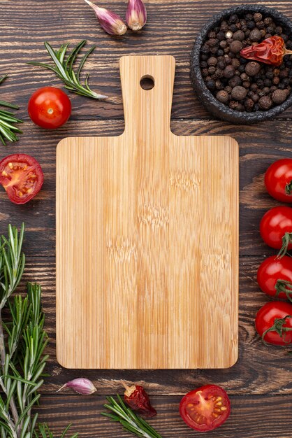 Holzboden mit Tomaten