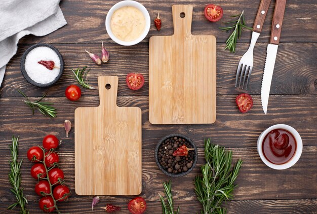 Holzböden mit Tomaten auf dem Tisch