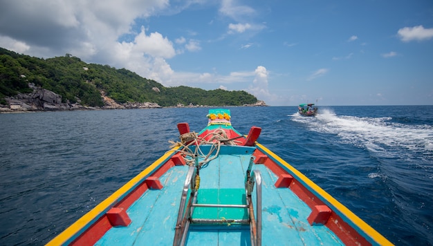 Holzboot in einem perfekten tropischen himmel des bildes mit wolken und ozean in koh tao-insel, thailändisch