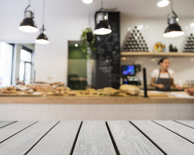 Holzbrett mit Blick auf die Bäckerei