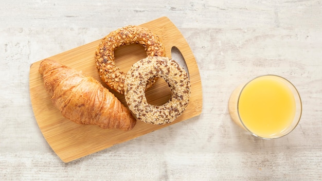 Holzbrett mit Gebäck Delicase und Saft