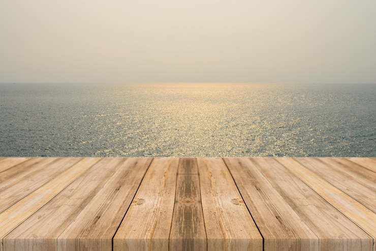 Kostenlose Foto holzbretter mit dem meer hintergrund