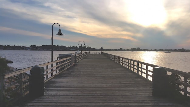 Holzbrücke bei Sonnenuntergang