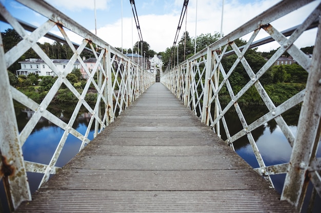 Holzbrücke über den Fluss