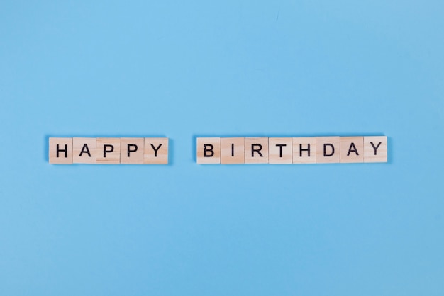 Holzbuchstaben in alles Gute zum Geburtstag angeordnet