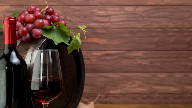 Kostenlose Foto holzfass mit flasche und glas wein