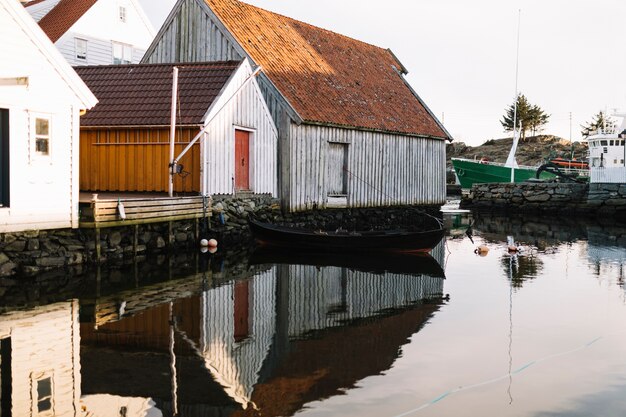 Holzhäuser spiegeln sich im Wasser