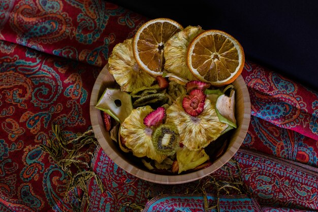 Holzkorb gefüllt mit getrockneten Früchten Draufsicht