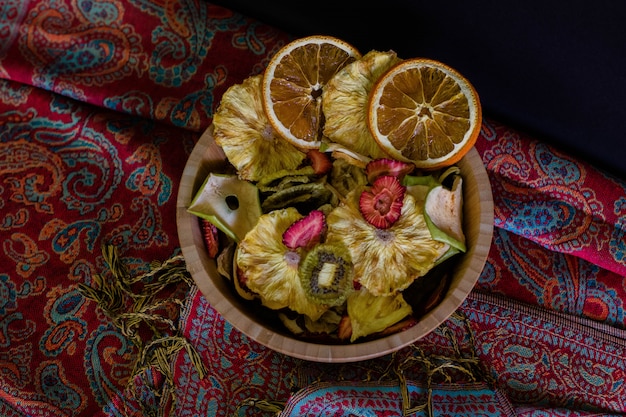 Holzkorb gefüllt mit getrockneten Früchten Draufsicht