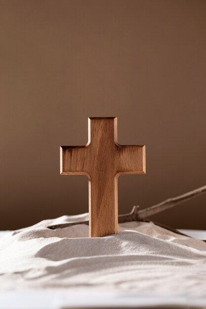 Holzkreuz, Zweige und Sandanordnung