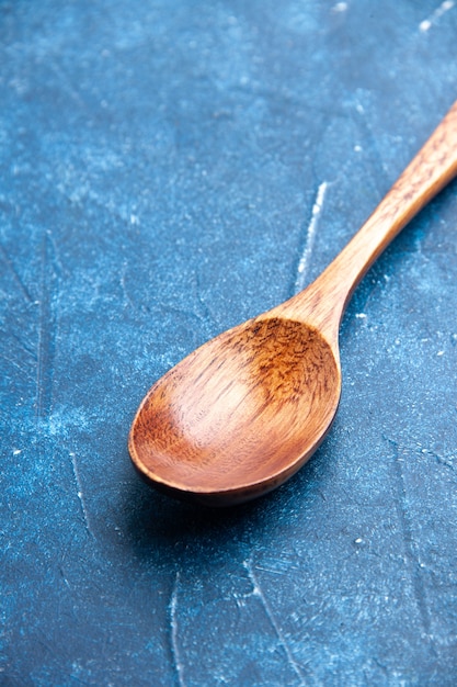 Holzlöffel der Ansicht von unten auf blauem Tisch stockfoto