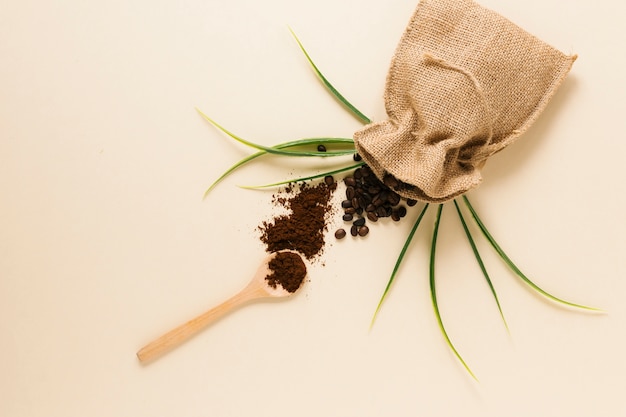 Kostenloses Foto holzlöffel mit gemahlenem kaffee und beutel