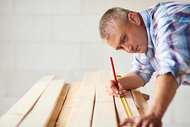 Holzmaterial zweimal vom Schreiner messen