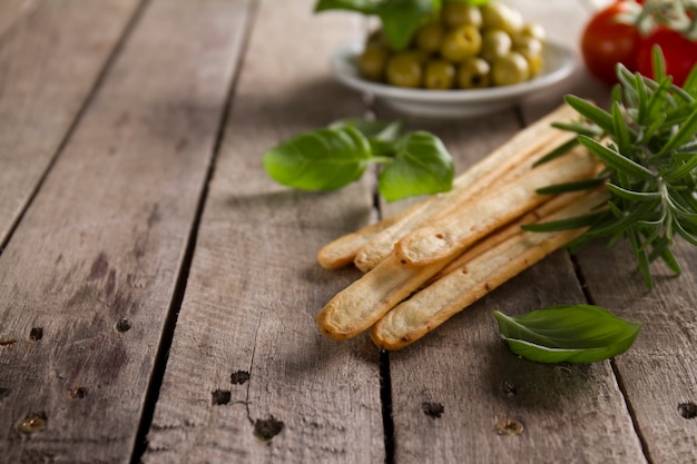 Holzoberfläche mit knusprigem Brot