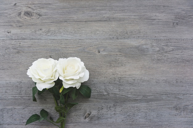 Kostenloses Foto holzoberfläche mit zwei hübschen blumen