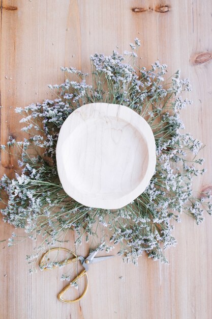 Holzschale mit kleinen Blüten