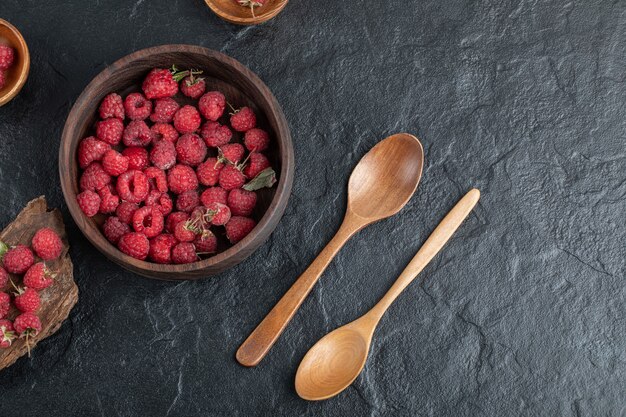 Holzschale mit leckeren roten Himbeeren