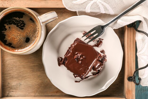 Holztablett mit leckerem kakao-brownie auf dem tisch